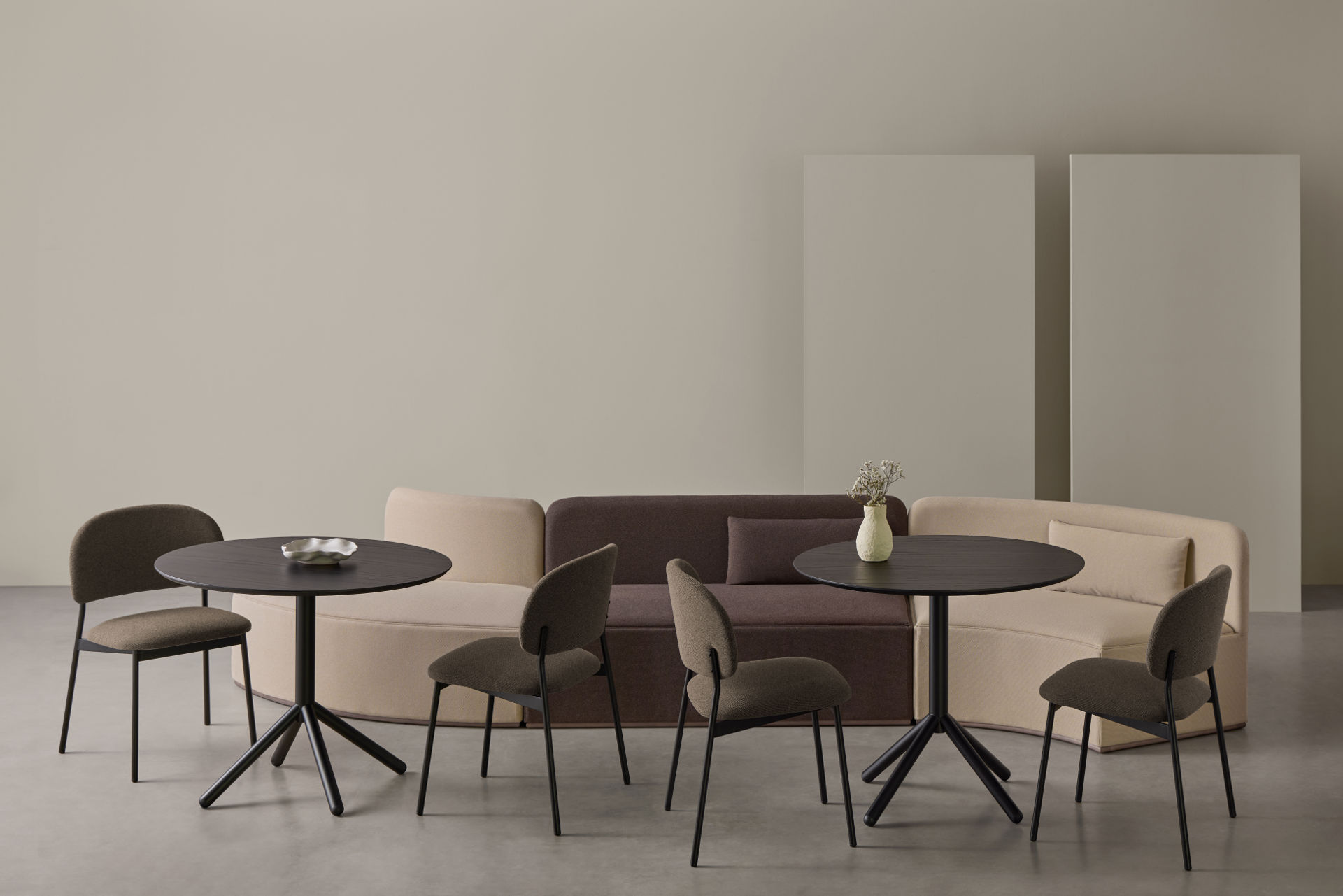 Ambiente contemporáneo con mobiliario tapizado de diseño